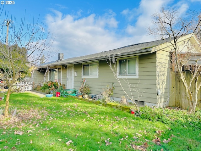 view of front of house with a front lawn