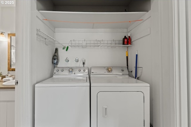 5858 S Riveridge Ln Unit 24, Portland, OR 97239 - laundry area with washing machine and clothes dryer