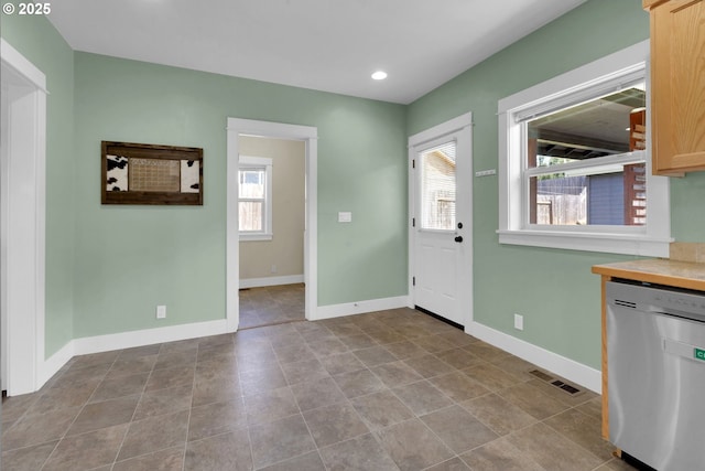 930 Kristen Way, Cottage Grove, OR 97424 - foyer entrance featuring plenty of natural light, visible vents, baseboards, and recessed lighting