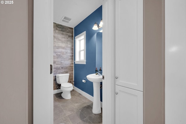 930 Kristen Way, Cottage Grove, OR 97424 - half bathroom with toilet, baseboards, visible vents, and tile patterned flooring