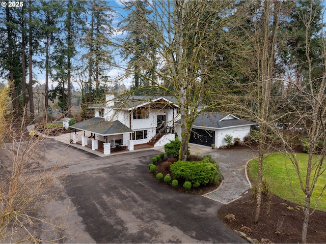 view of front facade with driveway and a garage