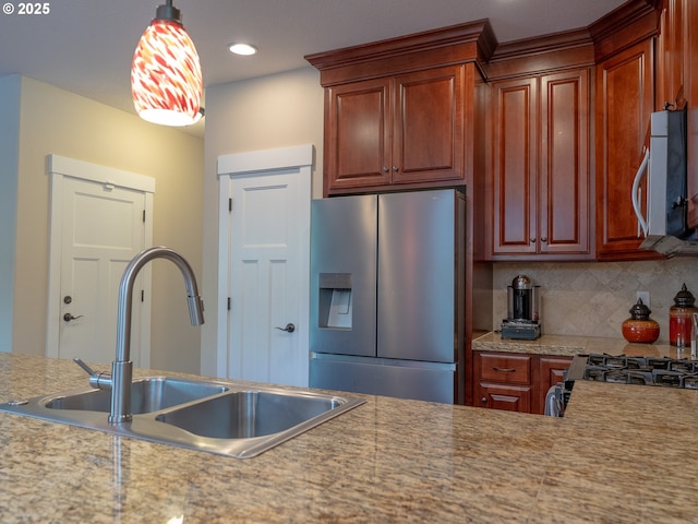14988 SE Glenbrook Rd, Clackamas, OR 97015 - kitchen with stainless steel appliances, tasteful backsplash, light countertops, and decorative light fixtures