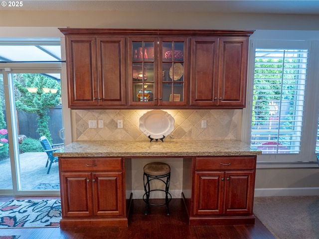 14988 SE Glenbrook Rd, Clackamas, OR 97015 - bar with built in study area, plenty of natural light, and backsplash
