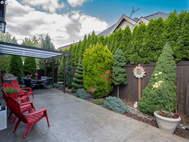 14988 SE Glenbrook Rd, Clackamas, OR 97015 - fenced backyard with a patio and outdoor dining space