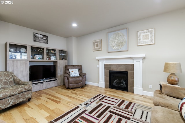 11862 White Ln, Oregon City, OR 97045 - living area featuring wood finished floors, baseboards, a tile fireplace, and recessed lighting