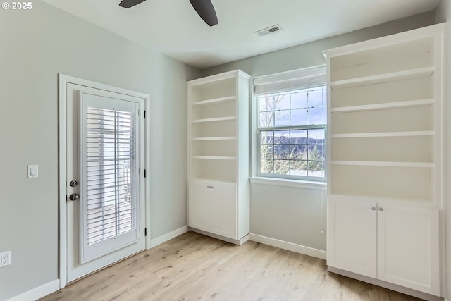 entryway with light wood-style flooring, visible vents, ceiling fan, and baseboards