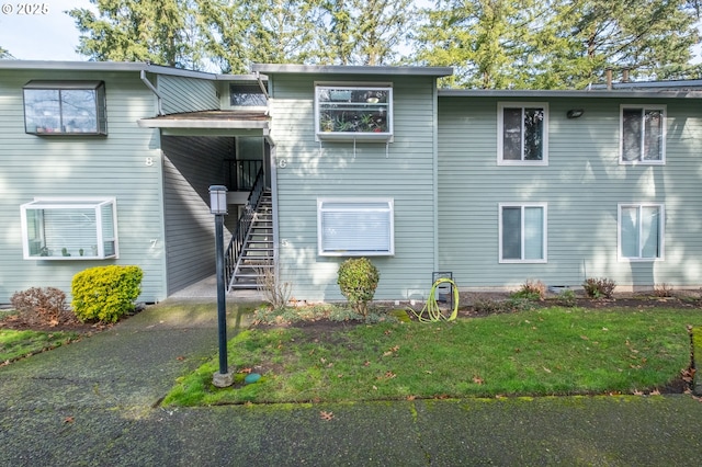 view of front of house featuring a front lawn