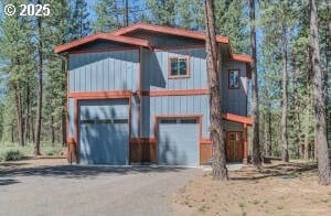 view of front facade featuring a garage and driveway