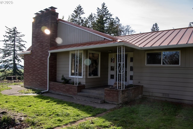 bungalow-style house featuring a front lawn