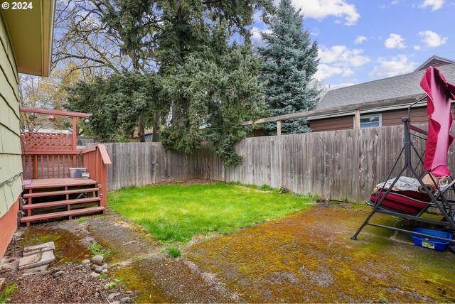 51055109 SE Tibbetts St, Portland, OR 97206 - view of yard featuring a deck