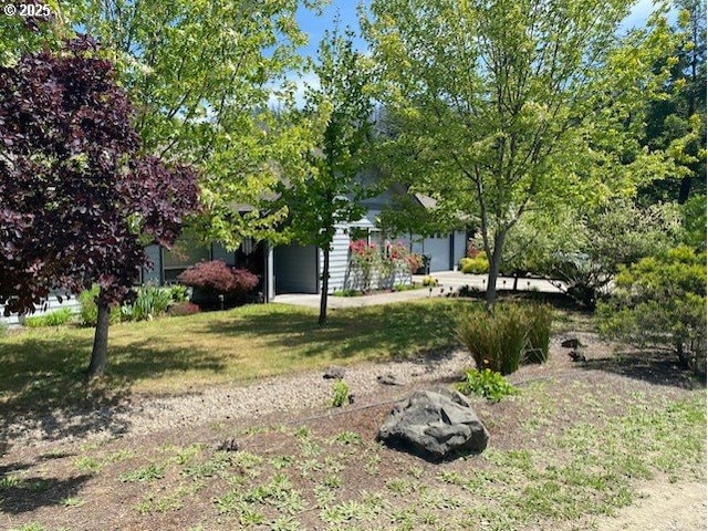23164 N Umpqua Hwy, Idleyld Park, OR 97447 - view of front of property with a front yard