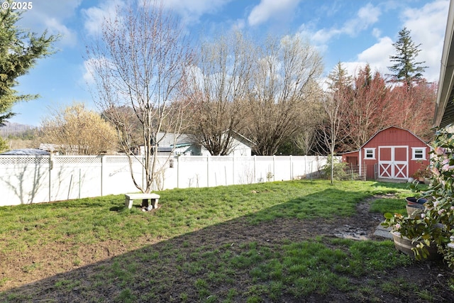 view of yard featuring an outdoor structure, fence, and a barn