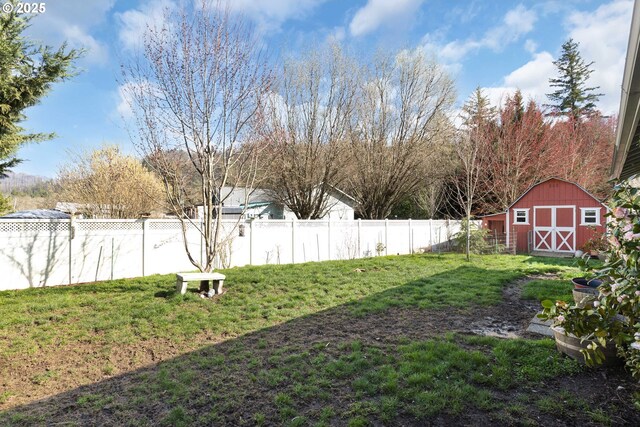 23164 N Umpqua Hwy, Idleyld Park, OR 97447 - view of yard with a storage unit
