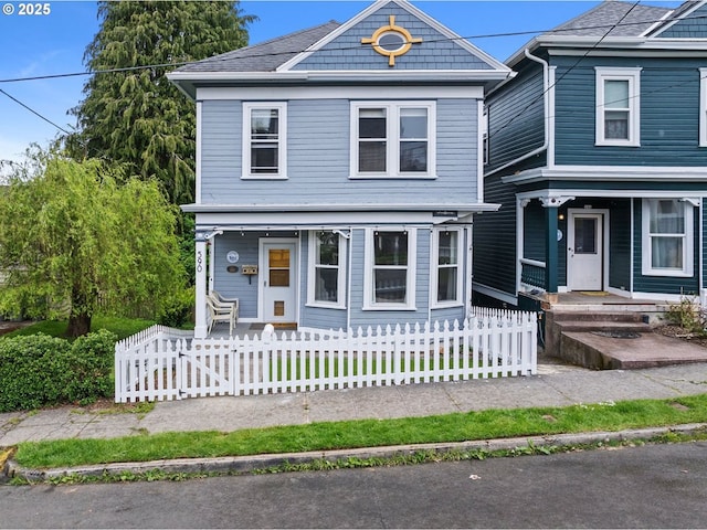 view of front facade featuring a fenced front yard