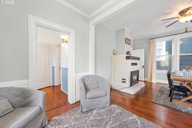 living room featuring hardwood / wood-style floors, crown molding, and ceiling fan