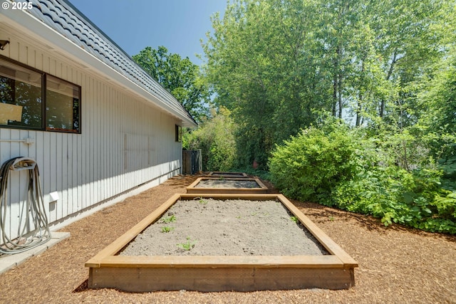 17141 Hofer Ct, Lake Oswego, OR 97034 - view of yard featuring a garden