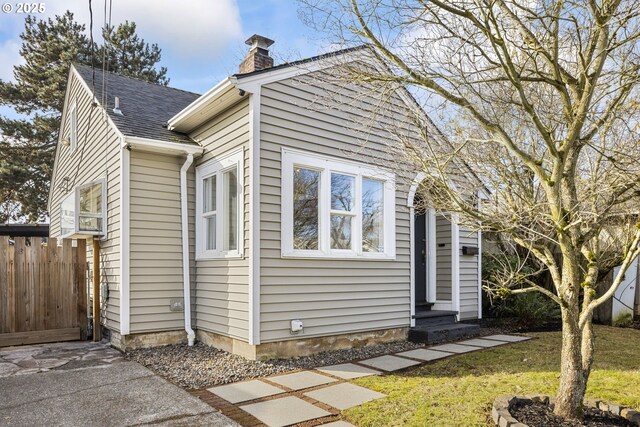 view of front of house featuring a front lawn