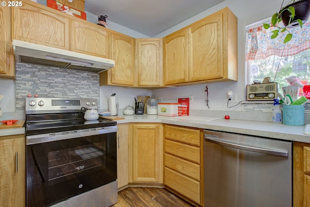 590 Fairchild St, Canyonville, OR 97417 - kitchen featuring appliances with stainless steel finishes, light countertops, light brown cabinetry, and under cabinet range hood