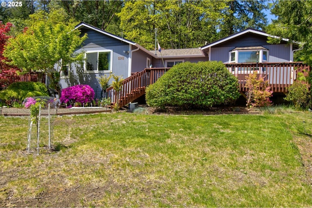 590 Fairchild St, Canyonville, OR 97417 - ranch-style house with a deck and a front lawn