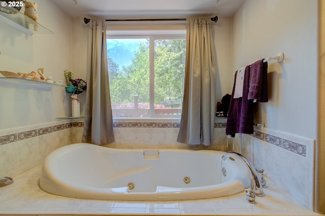 590 Fairchild St, Canyonville, OR 97417 - bathroom featuring a tub with jets and a wealth of natural light