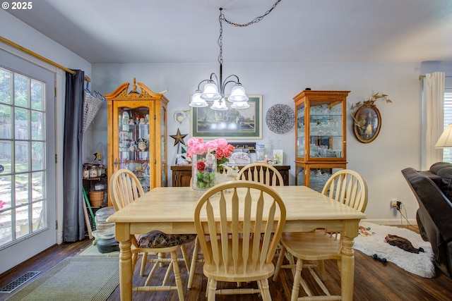 590 Fairchild St, Canyonville, OR 97417 - dining room featuring wood finished floors, visible vents, plenty of natural light, and a chandelier