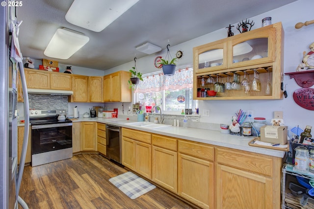 590 Fairchild St, Canyonville, OR 97417 - kitchen with dark wood-style flooring, stainless steel appliances, light countertops, and a sink