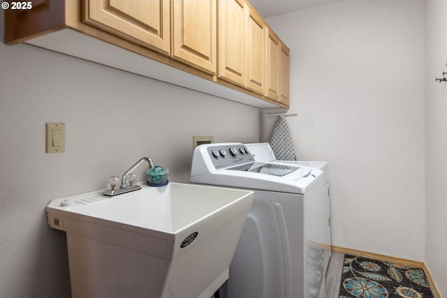 18144 Maury Mountain Ln, Sunriver, OR 97707 - clothes washing area with washing machine and clothes dryer, baseboards, a sink, and cabinet space
