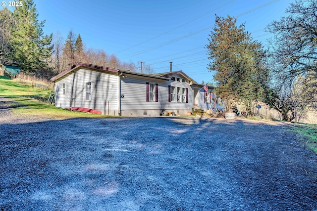 view of front of home featuring gravel driveway