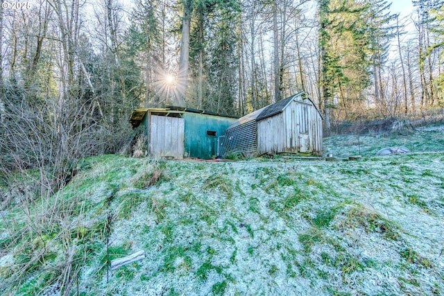 view of yard featuring an outbuilding and a barn