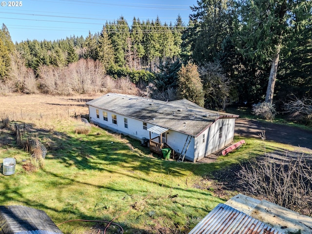 birds eye view of property featuring a forest view