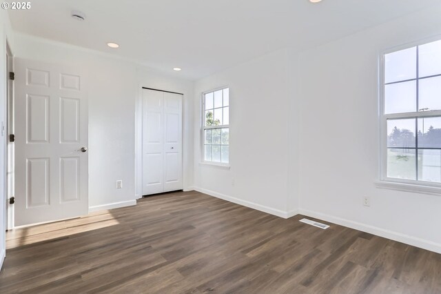 1189 S Aspen Way, Canby, OR 97013 - empty room with plenty of natural light, dark wood-style floors, baseboards, and recessed lighting