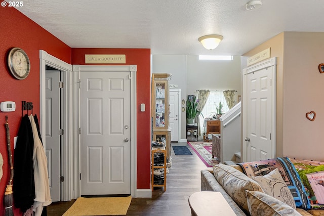 216 Churchill Downs St, Albany, OR 97322 - foyer with dark wood-style flooring and a textured ceiling
