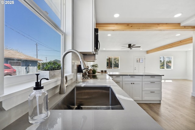 kitchen featuring recessed lighting, wood finished floors, white cabinets, ceiling fan, and a peninsula