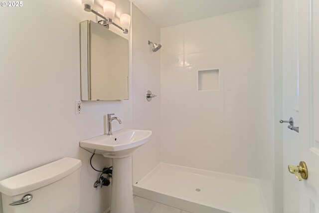 7471 SW Woodbury Loop, Wilsonville, OR 97070 - bathroom featuring tiled shower