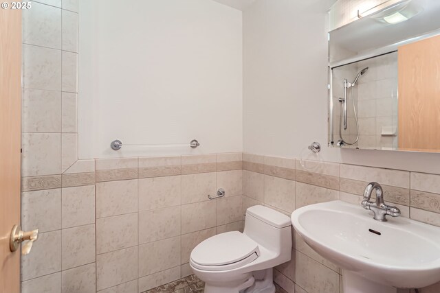 7471 SW Woodbury Loop, Wilsonville, OR 97070 - full bathroom with a shower, tile walls, and wainscoting