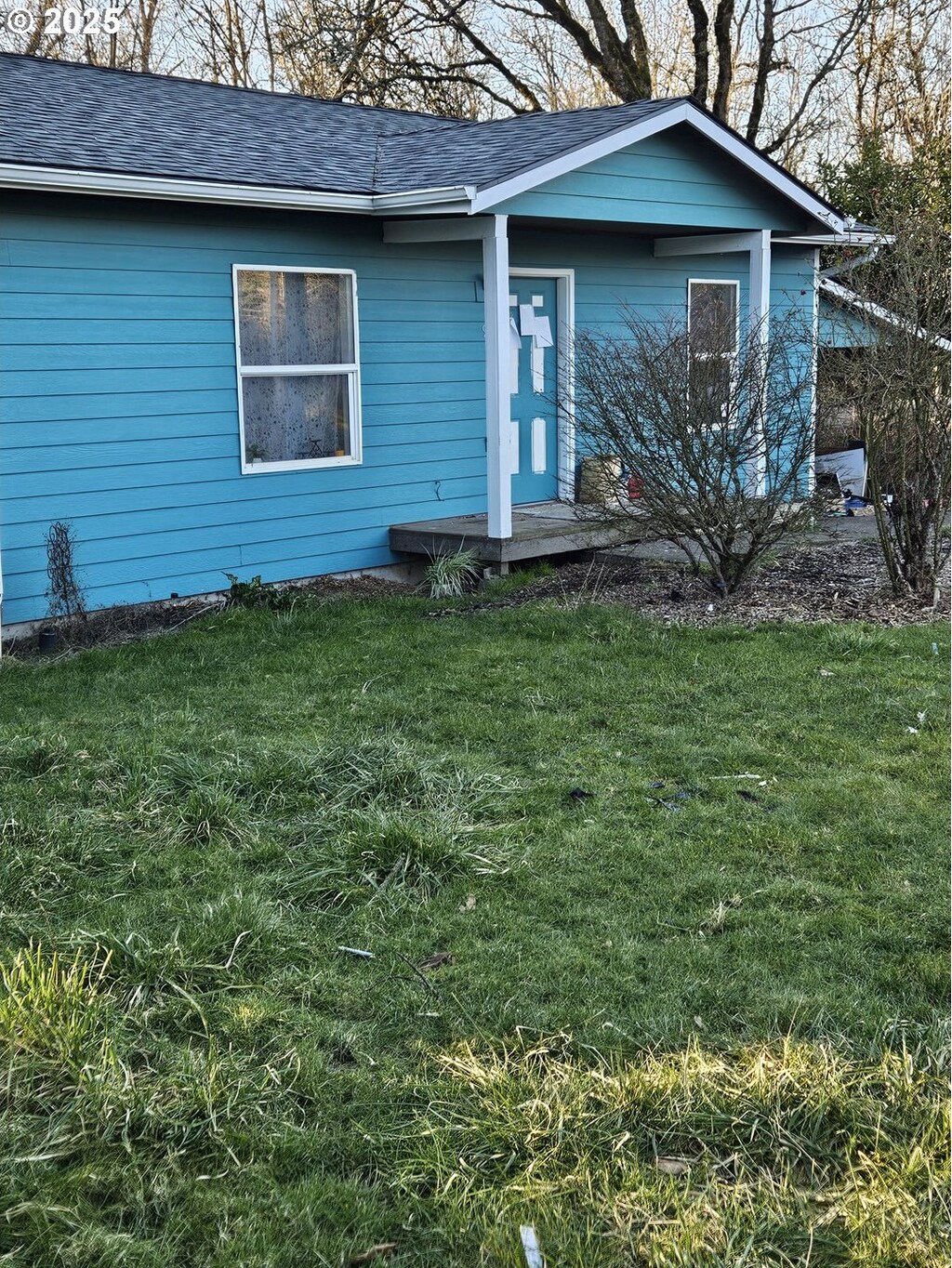 single story home with cooling unit and a porch