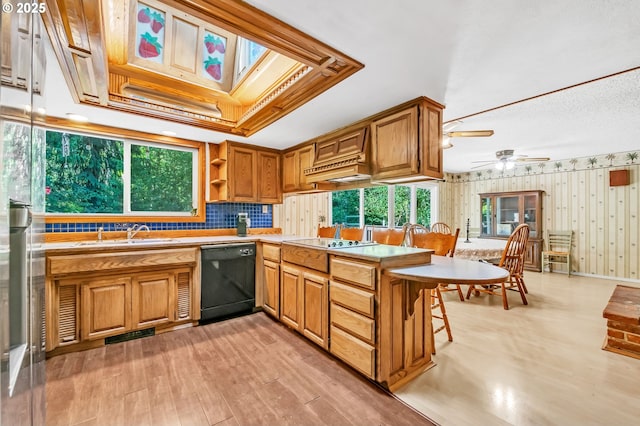 32739 Taylor Butte Rd, Cottage Grove, OR 97424 - kitchen with dishwasher, plenty of natural light, light countertops, a peninsula, and wallpapered walls