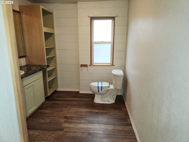82284 Hillview Dr, Creswell, OR 97426 - bathroom featuring toilet, vanity, baseboards, and wood finished floors