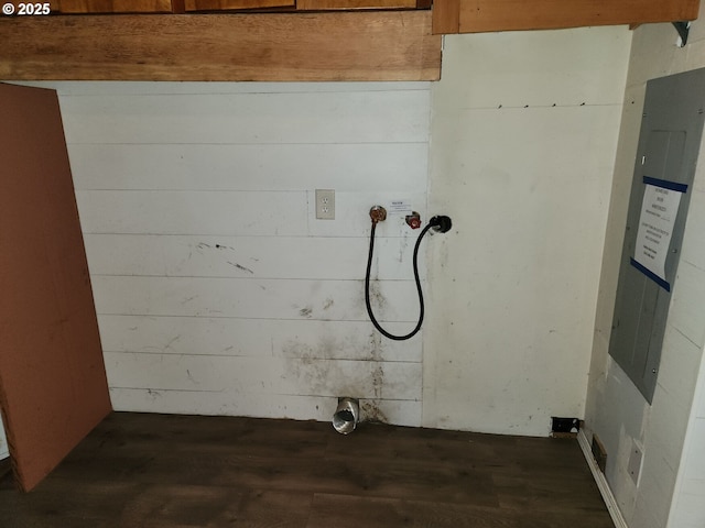 82284 Hillview Dr, Creswell, OR 97426 - clothes washing area with wood finished floors