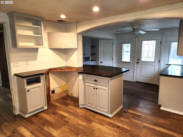 82284 Hillview Dr, Creswell, OR 97426 - kitchen featuring a ceiling fan, a peninsula, dark countertops, and dark wood-style floors
