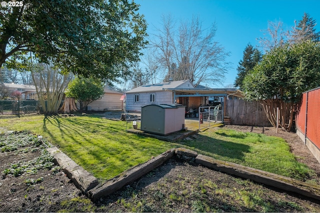 view of yard featuring a shed