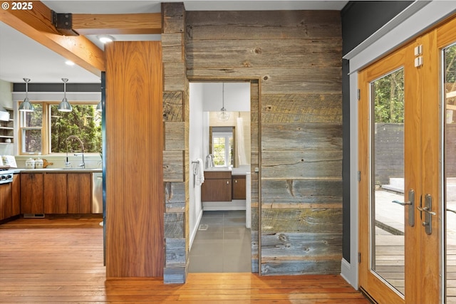 4000 NE Hassalo St, Portland, OR 97232 - interior space featuring a sink, healthy amount of natural light, and hardwood / wood-style flooring