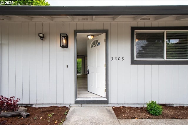 entrance to property featuring a porch