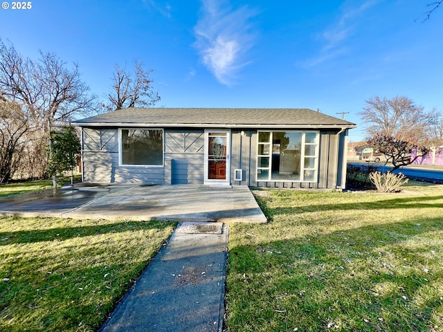 view of front of house featuring a front lawn