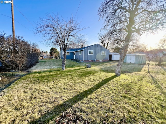 view of yard with an outbuilding and a storage unit