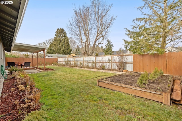 view of yard featuring outdoor lounge area and a patio area