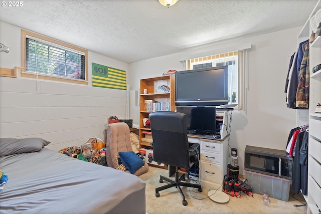 410 W Jefferson St, Carlton, OR 97111 - bedroom featuring carpet, a textured ceiling, and an office area