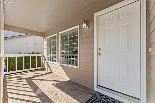 entrance to property featuring covered porch