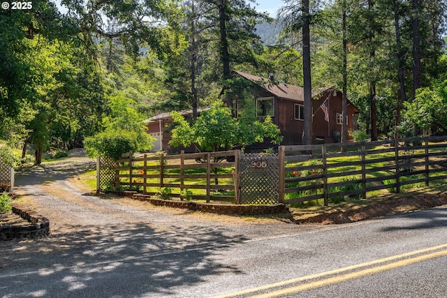 905 Summit Loop, Grants Pass, OR 97527 - view of front of property with a fenced front yard