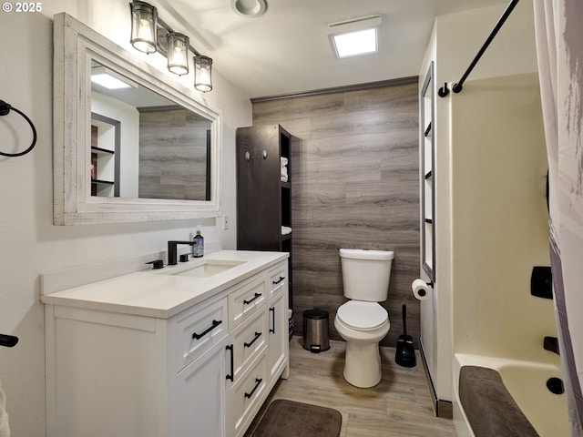 23860 S Beavercreek Rd, Beavercreek, OR 97004 - bathroom with vanity, wood finished floors, shower / bath combo with shower curtain, and tile walls
